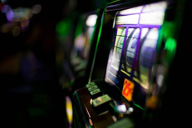Dragon Tiger table interface showing dealer, cards, and betting buttons